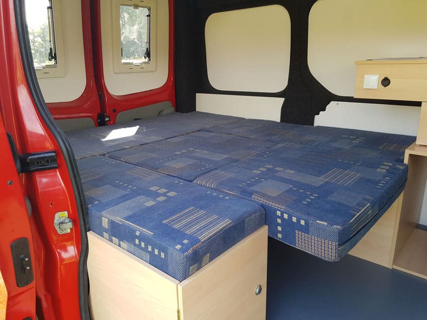 kussens en matras slaapzithoek in bed