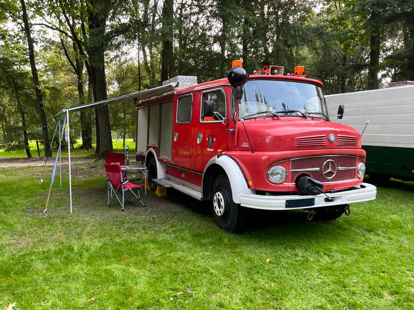Zelf een camper bouwen. Rode brandweercamper Mercedes 911, Wannweil 1993