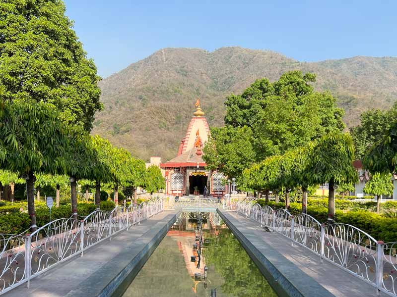 Kleine tempel ashram in Rishikesh