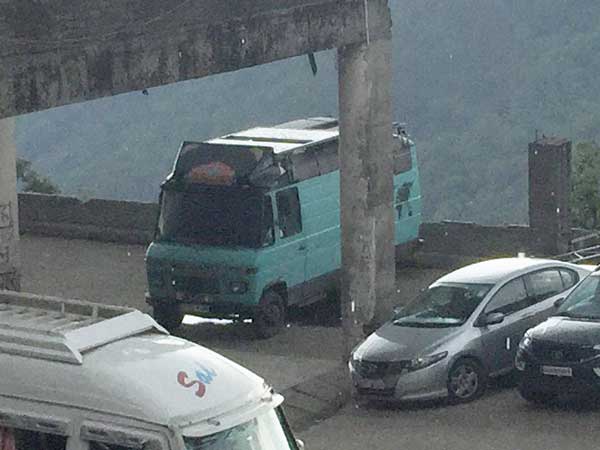 Buitenlandse camper in Dharamsala parkeerplaats