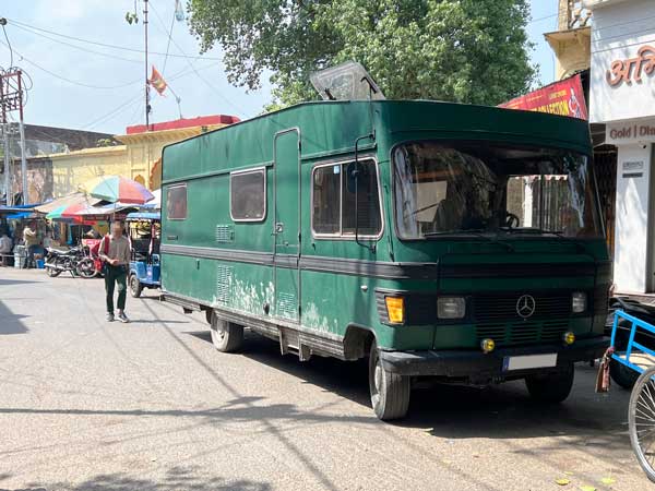 Duitse groene Mercedes Hymermobil camper in India