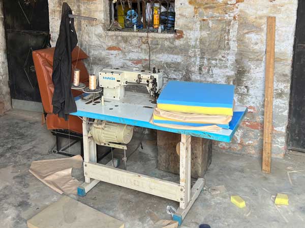 Industrie naaimachine met tafel