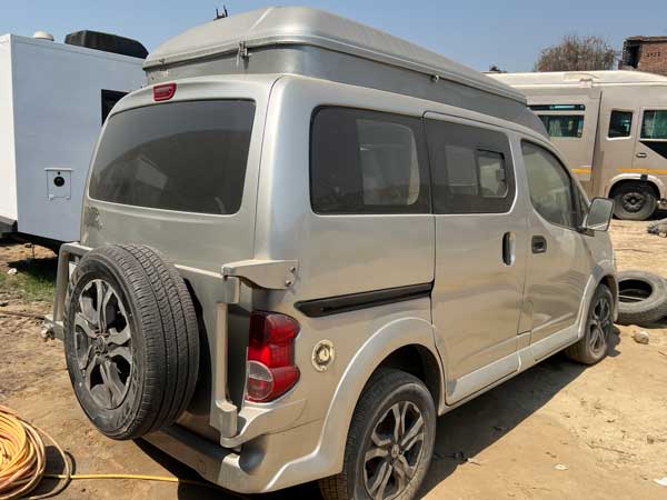 Nissan Evalia grijs camper rechts achter