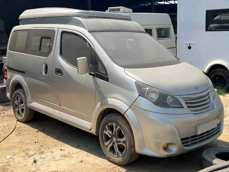 Nissan Evalia grijs camper rechts voor