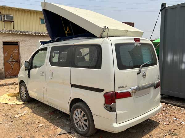 Nissan Evalia wit camper links achter