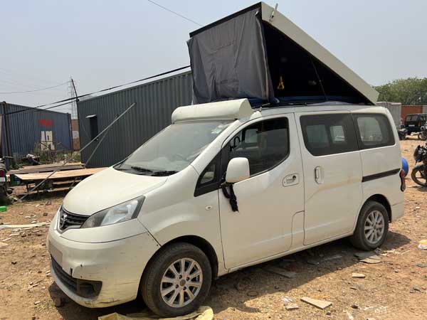 Nissan Evalia wit camper links voor