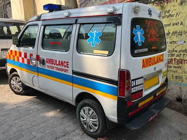 Suzuki Eeco ambulance links achter