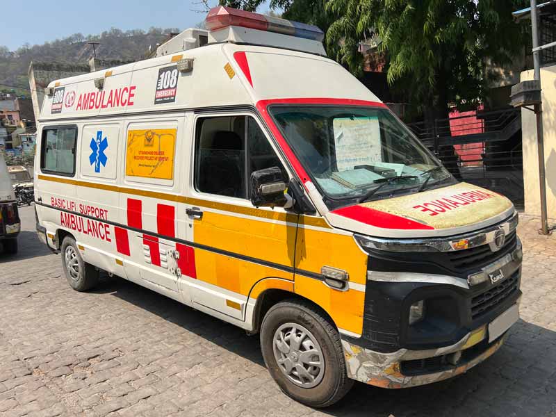 Tata Winger met facelift ambulance rechts voor