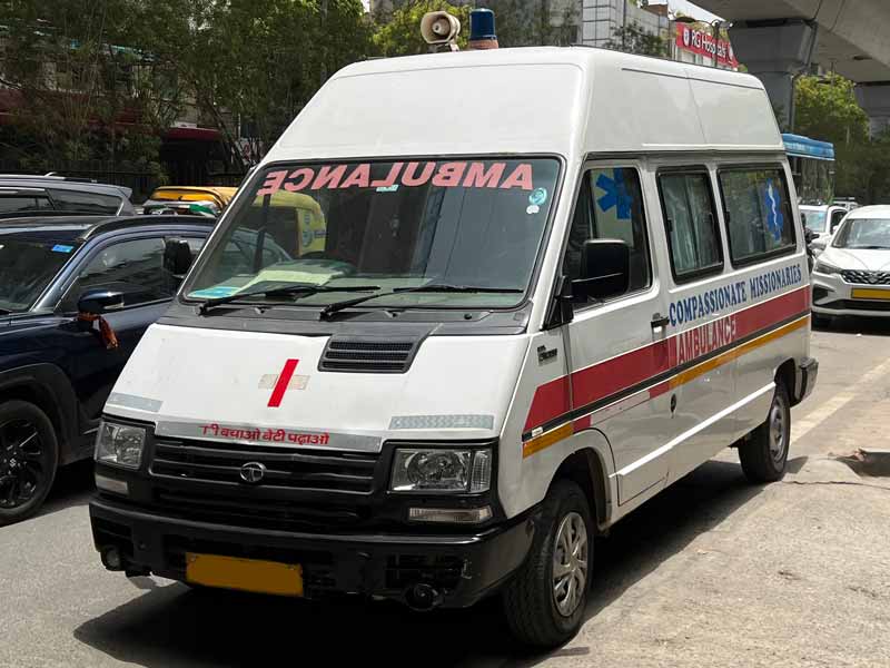 Tata Winger oud ambulance links voor 2