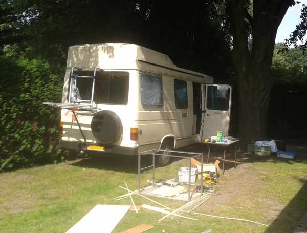 Camper in open buitenlucht bouwen