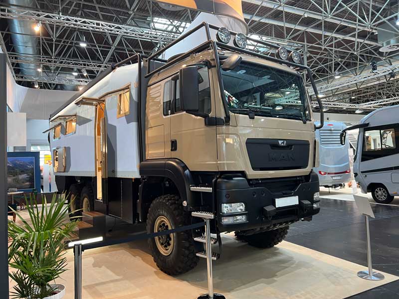 Off-road vrachtwagen camper met windmolen nacelle opbouw, schuin voor