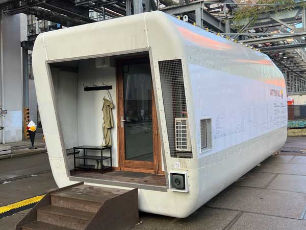 Vattenfall omgebouwde windmolen nacelle naar tiny-house, schuin achter