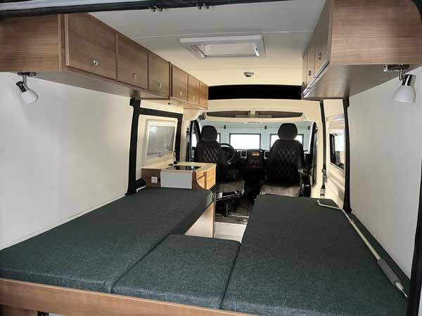 Interieur camper met twee aparte lange bedden