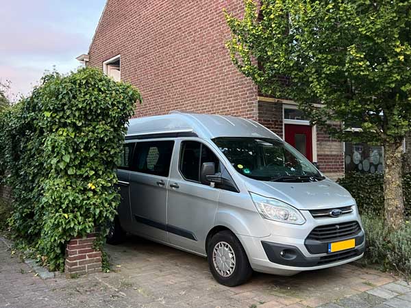 Camper op oprit woonhuis