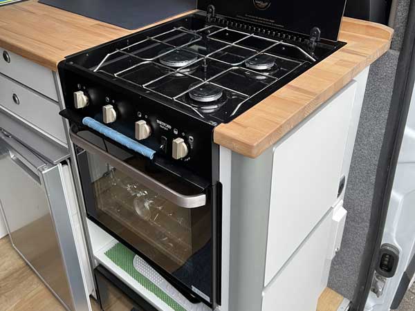 Combi gasoven, grill en gasfornuis camper, klep gaskookplaat open