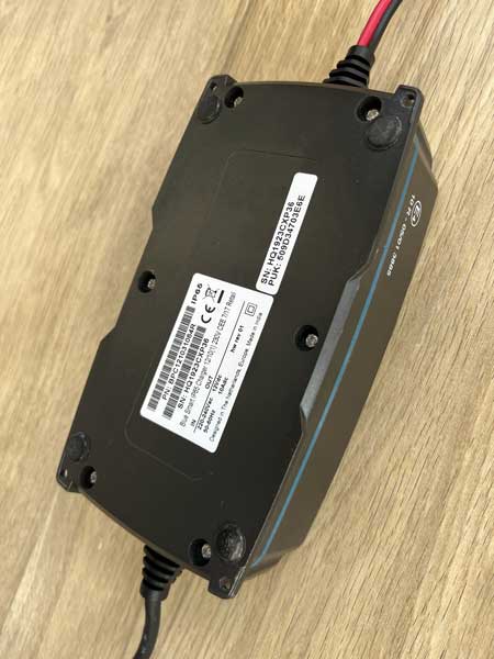 blue smart charger victron 12V 10A achterkant