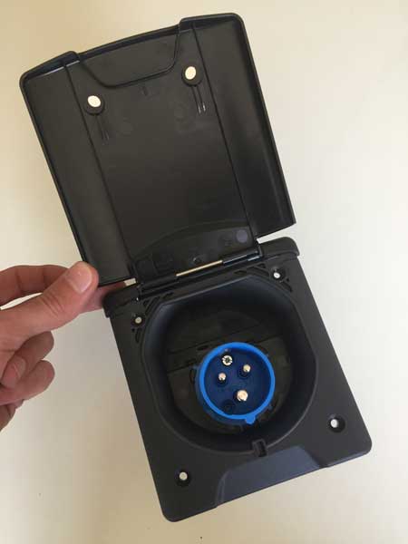 invoerdoos elektra buitenwand open
