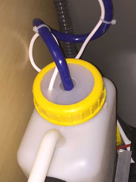 Watertank met dop voor doorvoer dompelpomp