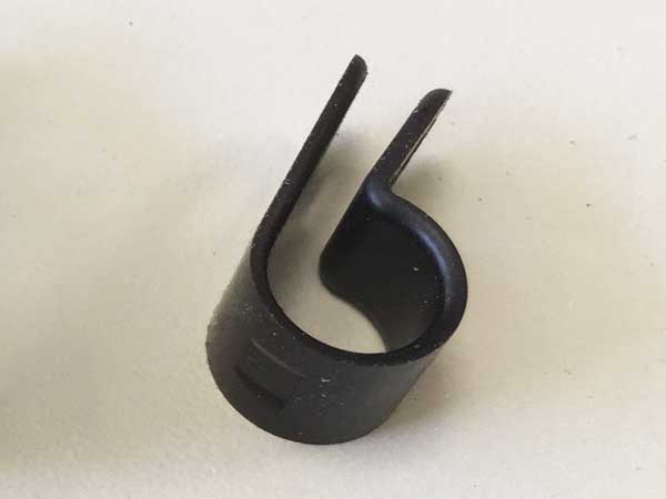 Beugel kunststof 8mm met schroefgat