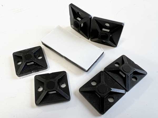 Plakzadel voor tyrap verbinding