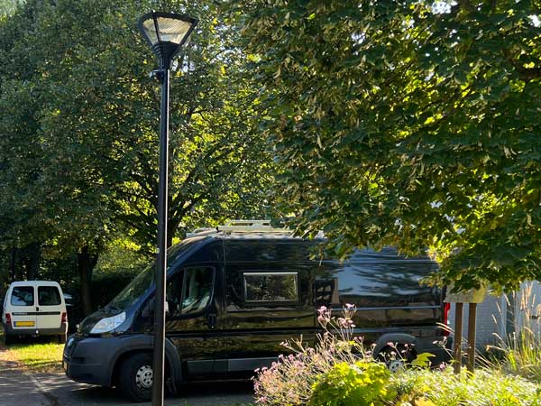 Buscamper in natuurrijke omgeving