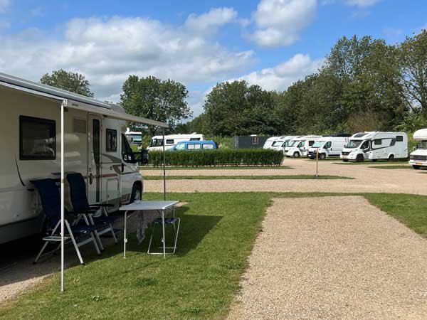 Gasfles opslag met rubberband deur Camperplaats betaald