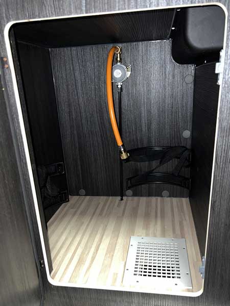 gaskast camper met ventilatiegat en gasdrukregelaar
