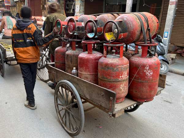 India gasflessen vervoer met fietskar