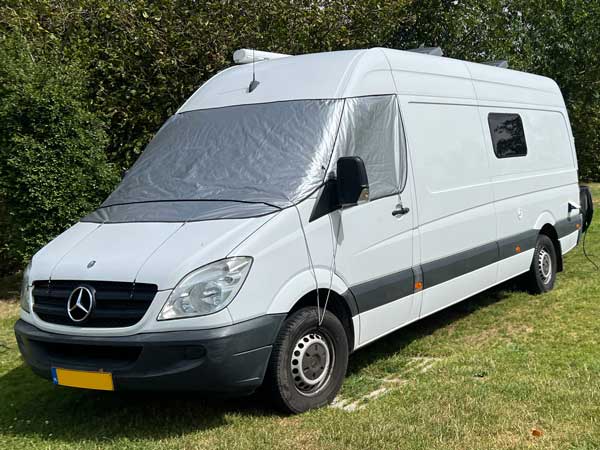 Mercedes sprinter wit in natuurlijke omgeving