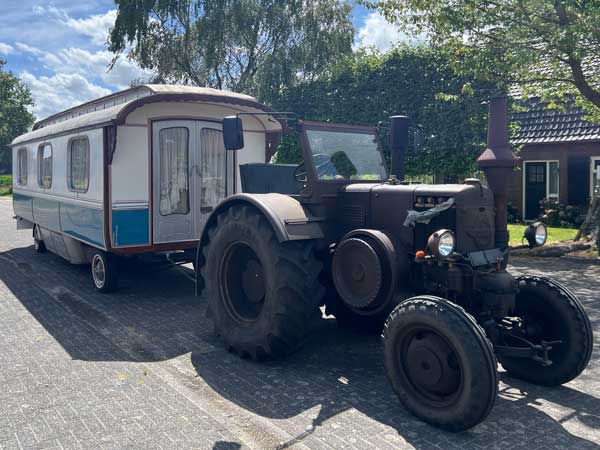 Pipowagen met oude tractor ervoor