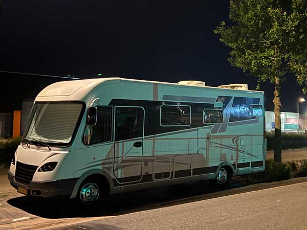 Gasfles opslag met rubberband deur Volledig integraal camper op openbare parkeerplaats