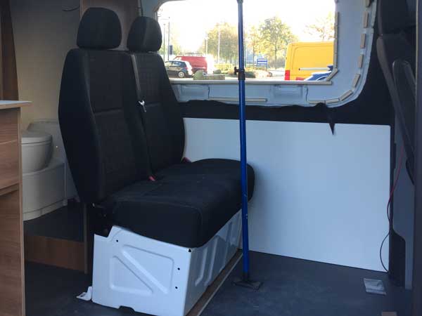 CAMPER mercedes 406 modder weiland Cabine bank in camperruimte geplaatst