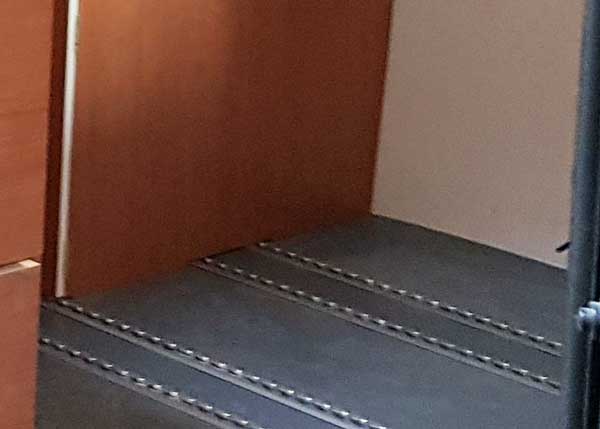 CAMPER mercedes 406 modder weiland Geplaatste vloerrails voor officiële zitplaatsen