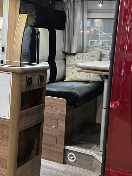 CAMPER mercedes 406 modder weiland Officieel zitplaatsbankje in fabriekscamper rood