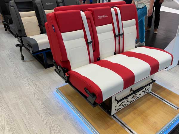 Officiële 3 zit banken om te bouwen naar bed op vloerrails