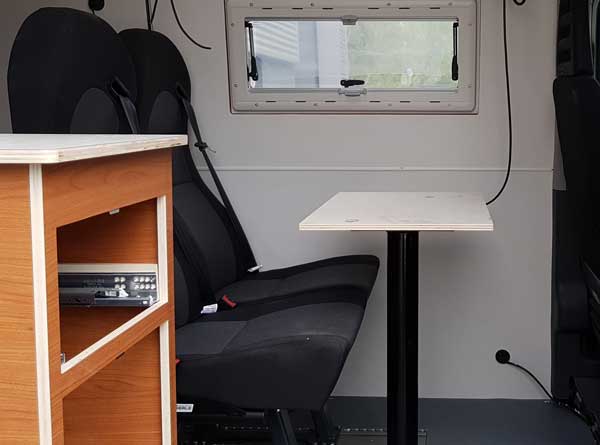 CAMPER mercedes 406 modder weiland Officiële zitplaatsen op vloerrails