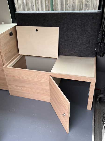 CAMPER mercedes 406 modder weiland Opbergruimtes onder bankje