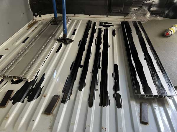 CAMPER mercedes 406 modder weiland Plaatsen vloerrail voor officiële zitplaatsen