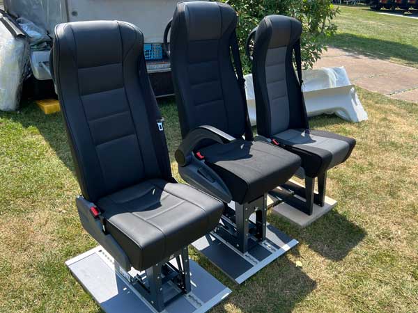 CAMPER mercedes 406 modder weiland Verschillende soorten officiële stoelen voor op vloerrails