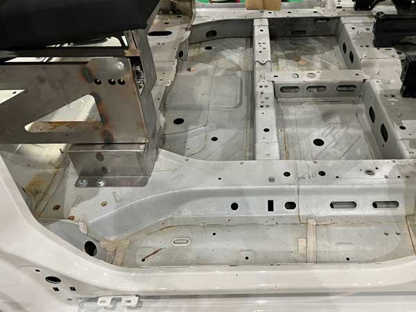 CAMPER mercedes 406 modder weiland Vloer elektrische busje met prototype bankje