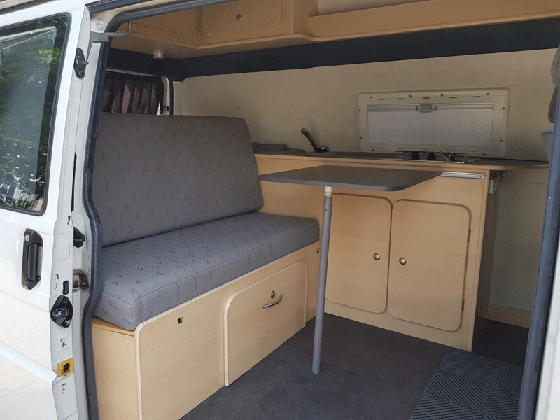 volkswagen bank met tafel