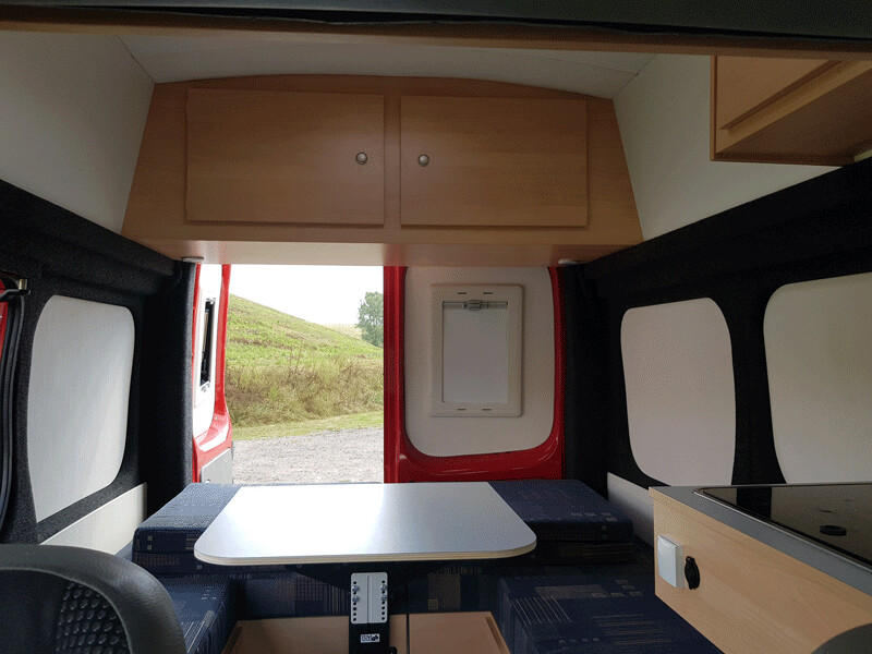 rode camper bovenkast achter