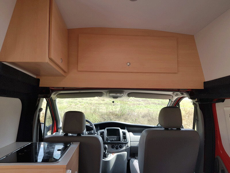 rode camper bovenkast voor