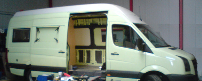 Zelf een camper bouwen, laten uitbesteden of toch eentje kopen.