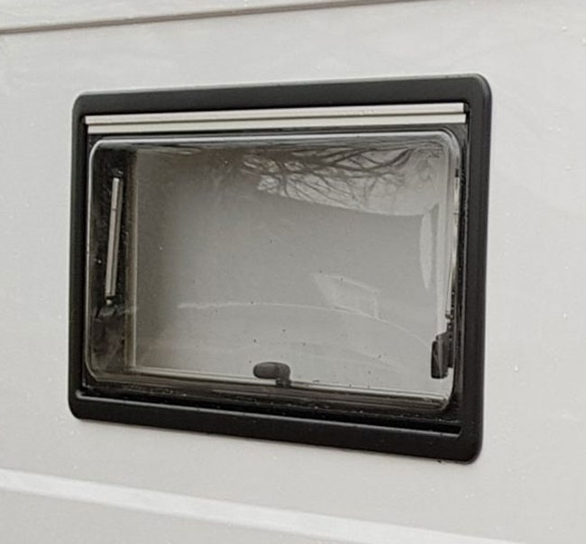 Ramen en dakluiken voor in een camper