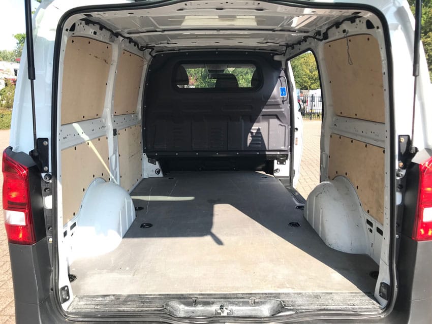 Hoe strip je een (tweedehands)bus voor de ombouw naar een camper