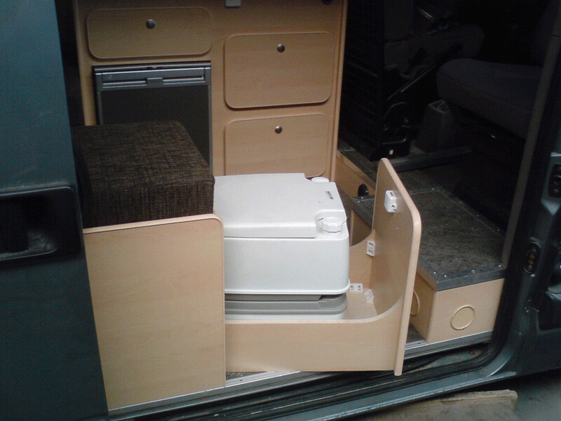 blauwe bus camper WC lade