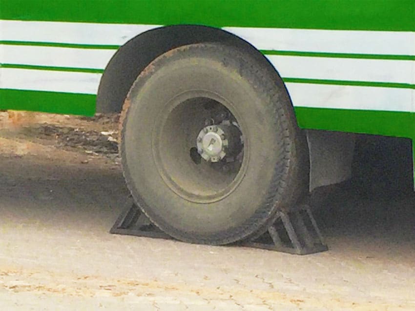 camper vast met wielblokken