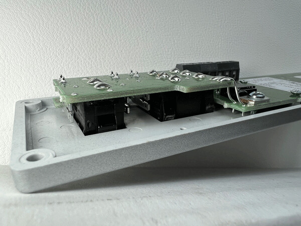IMG_16136—–w600 bedieningspaneel votronic achterzijde stekker aansluitingen
