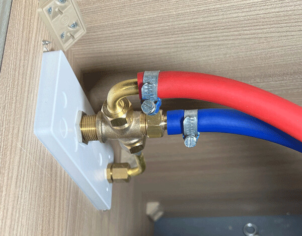 Buiten douche aansluitkast aangesloten